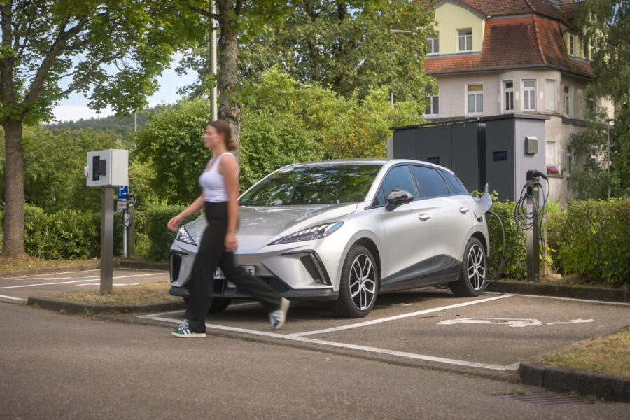 Laden ohne Blockiergebühr auf dem Park and Ride am Bahnhof der Stadt Lorch